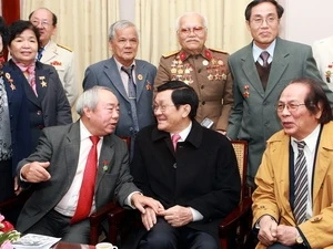 Le président Truong Tan Sang avec les anciens enfants de troupe du Vietnam. (Photo: Nguyen Khang/AVI)